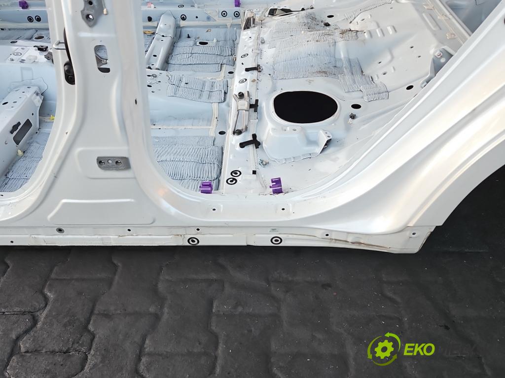 Lexus CT 2010-2022 1.8 VVTI 99 hp automatic 73 kW 1798 cm3 5- práh levý  (Karoserie ostatní)