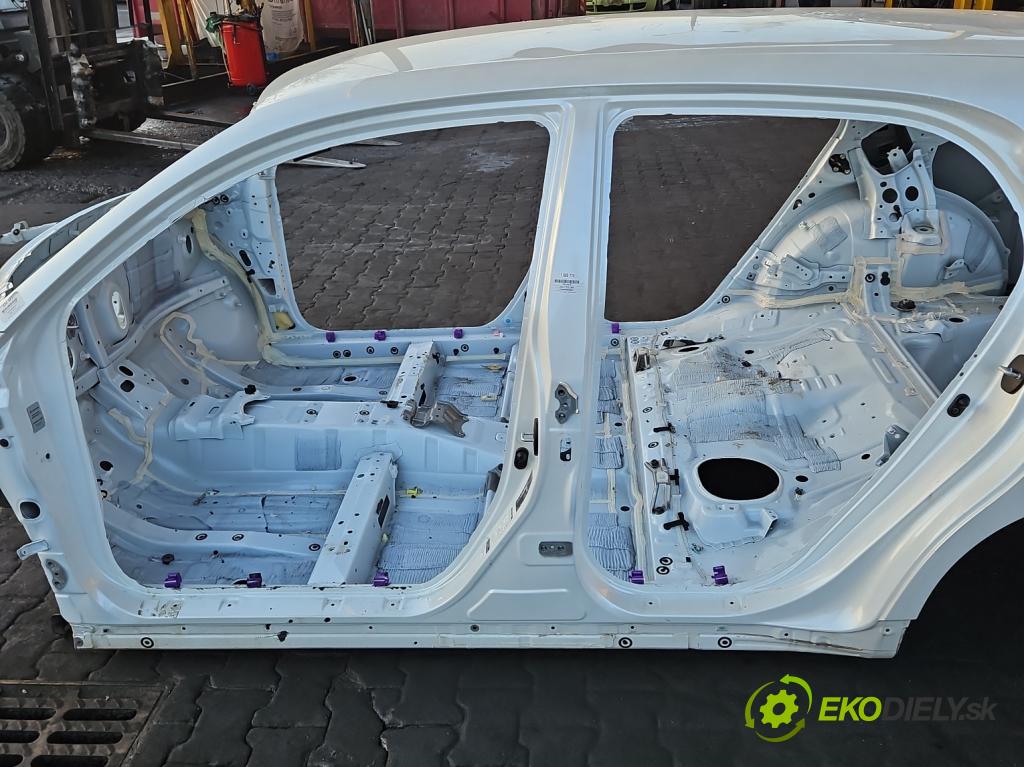 Lexus CT 2010-2022 1.8 VVTI 99 hp automatic 73 kW 1798 cm3 5- práh levý  (Karoserie ostatní)