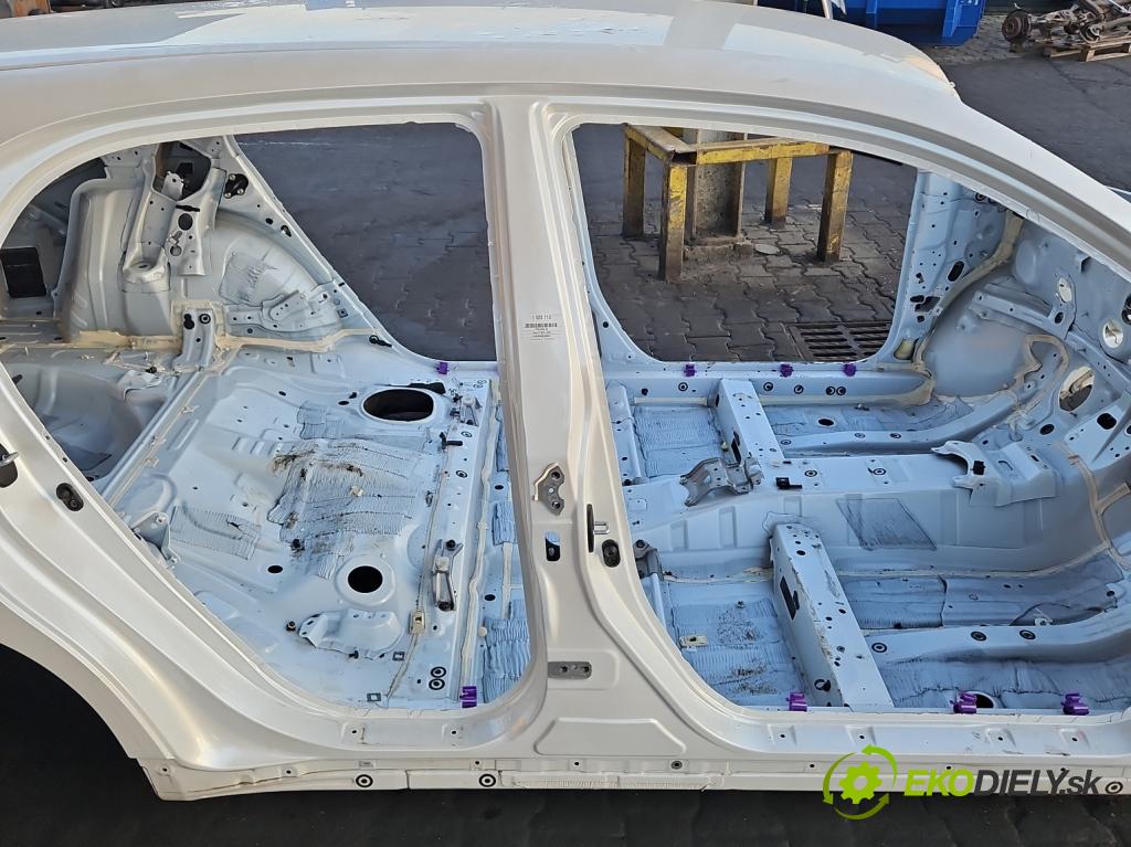 Lexus CT 2010-2022 1.8 VVTI 99 hp automatic 73 kW 1798 cm3 5- práh pravý  (Karoserie ostatní)