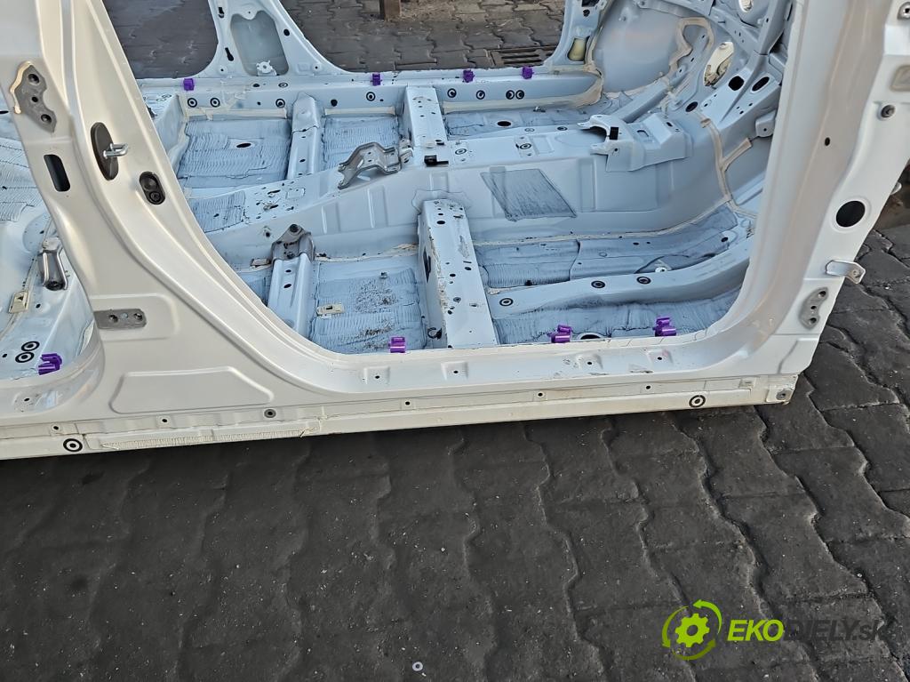 Lexus CT 2010-2022 1.8 VVTI 99 hp automatic 73 kW 1798 cm3 5- práh pravý  (Karoserie ostatní)