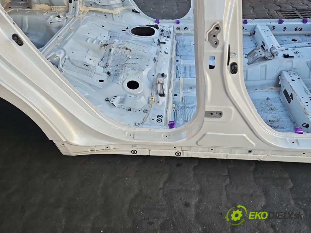 Lexus CT 2010-2022 1.8 VVTI 99 hp automatic 73 kW 1798 cm3 5- práh pravý  (Karoserie ostatní)