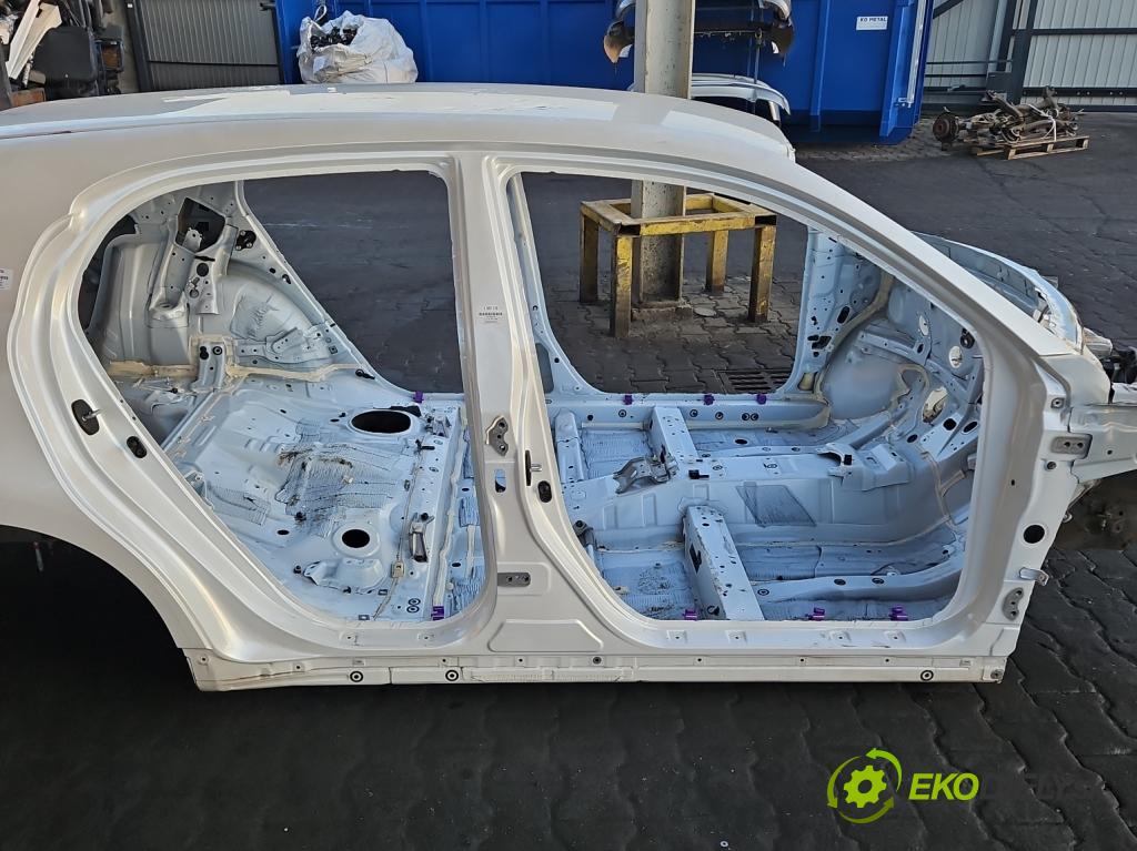 Lexus CT 2010-2022 1.8 VVTI 99 hp automatic 73 kW 1798 cm3 5- práh pravý  (Karoserie ostatní)