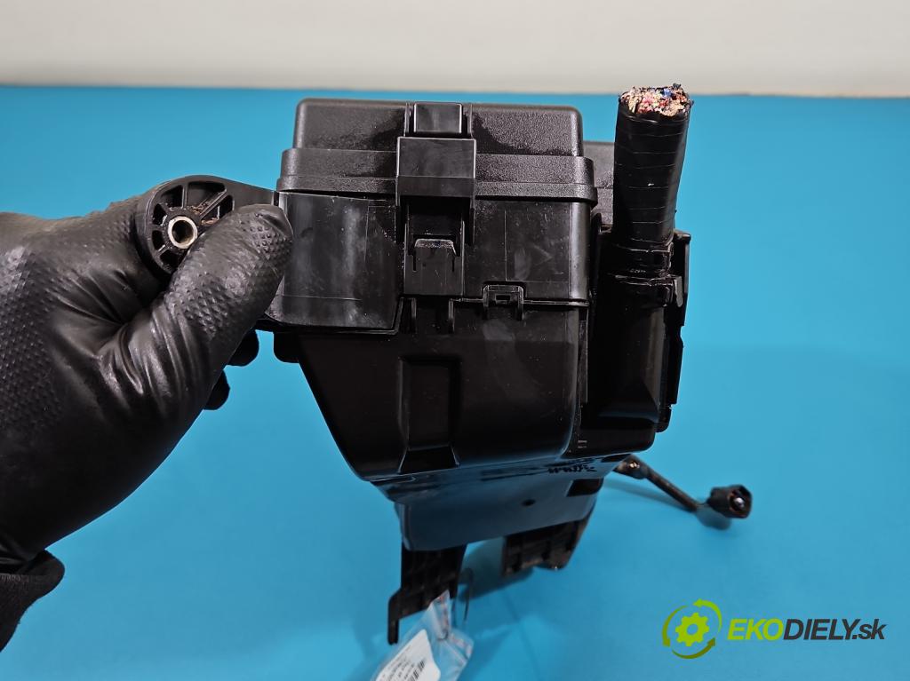 Lexus NX I 2014-2021 2.0 T 238HP automatic 175 kW 1998 cm3 5- skrinka poistka 82662-78151 (Poistková skrinka)