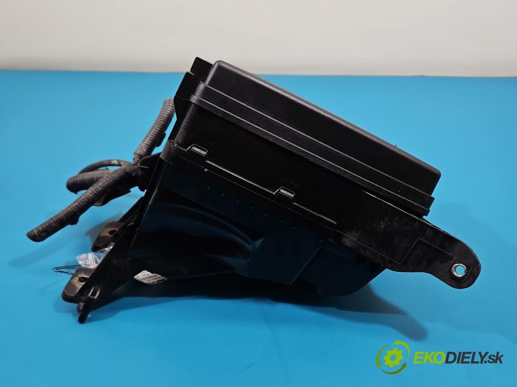 Lexus NX I 2014-2021 2.0 T 238HP automatic 175 kW 1998 cm3 5- skrinka poistka 82662-78151 (Poistková skrinka)