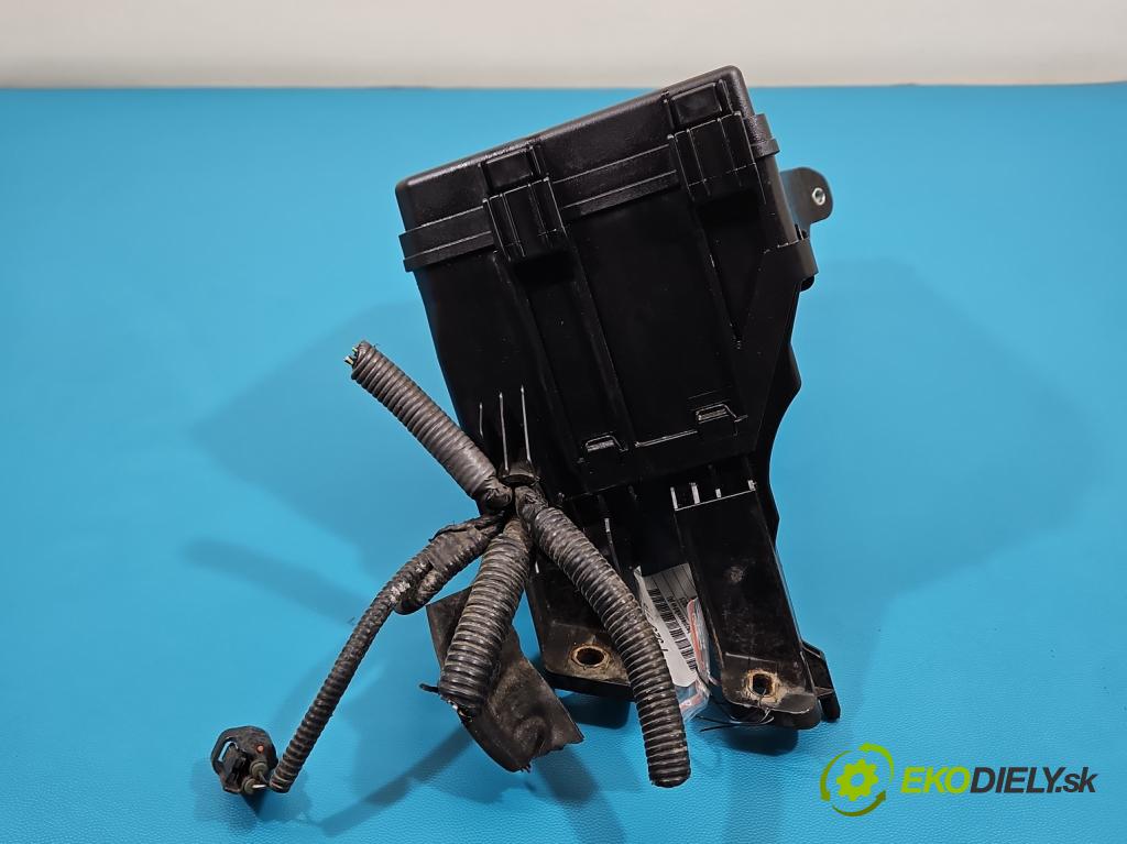 Lexus NX I 2014-2021 2.0 T 238HP automatic 175 kW 1998 cm3 5- skrinka poistka 82662-78151 (Poistková skrinka)