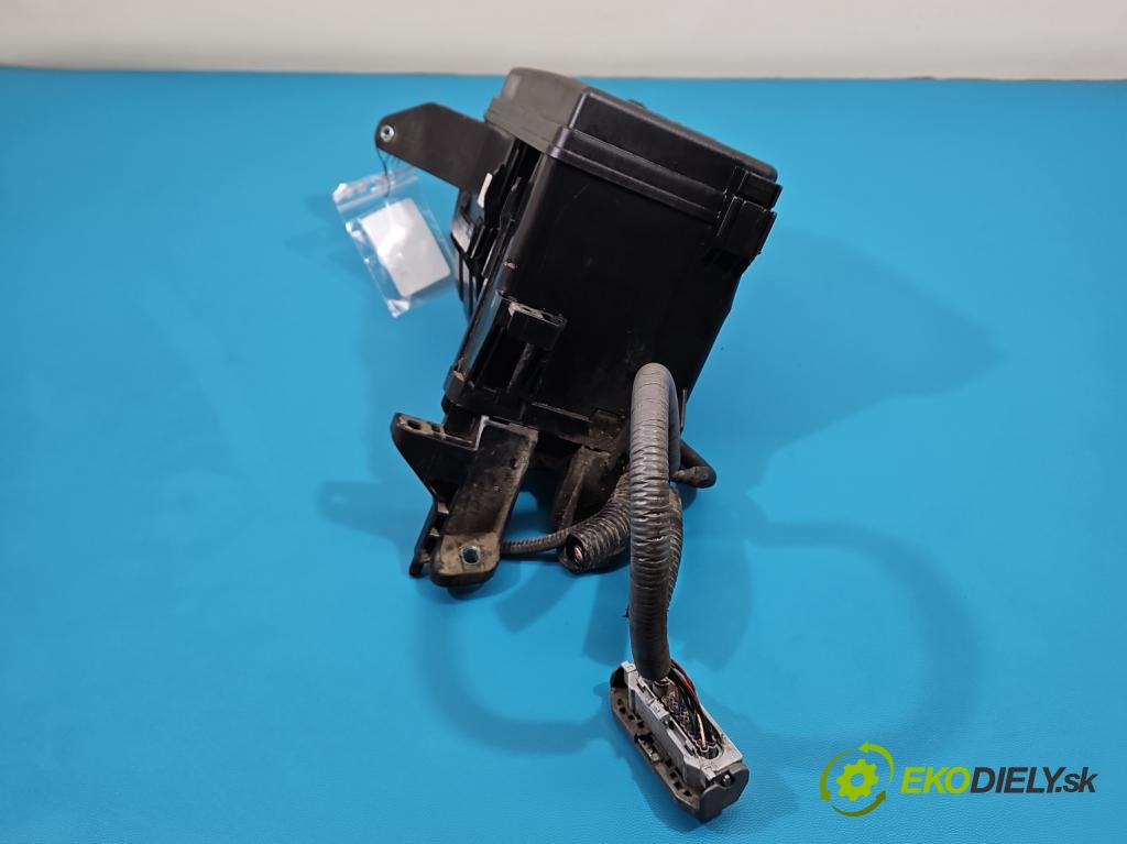 Lexus NX I 2014-2021 2.0 T 238HP automatic 175 kW 1998 cm3 5- skrinka poistka 82662-78120 (Poistková skrinka)