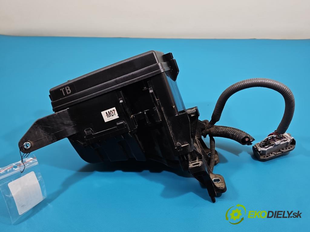 Lexus NX I 2014-2021 2.0 T 238HP automatic 175 kW 1998 cm3 5- skrinka poistka 82662-78120 (Poistková skrinka)