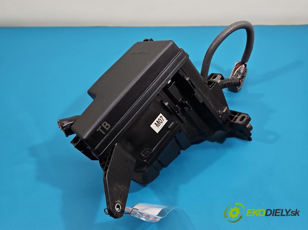 Lexus NX I 2014-2021 2.0 T 238HP automatic 175 kW 1998 cm3 5- skrinka poistka 82662-78120 (Poistková skrinka)