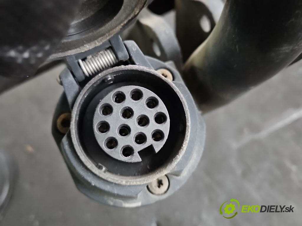 Volvo V40 II 2012-2019 1.6 T3 150 hp manual 110 kW 1596 cm3 5- oko tažné  (Tažné zařízení)