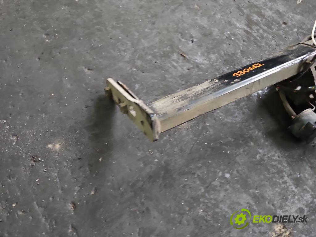 Volvo V40 II 2012-2019 1.6 T3 150 hp manual 110 kW 1596 cm3 5- oko tažné  (Tažné zařízení)