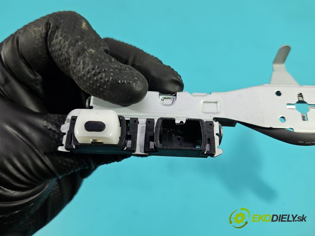 Lexus CT 2010-2022 1.8 VVTI 99 HP automatic 73 kW 1798 cm3 5- Antena