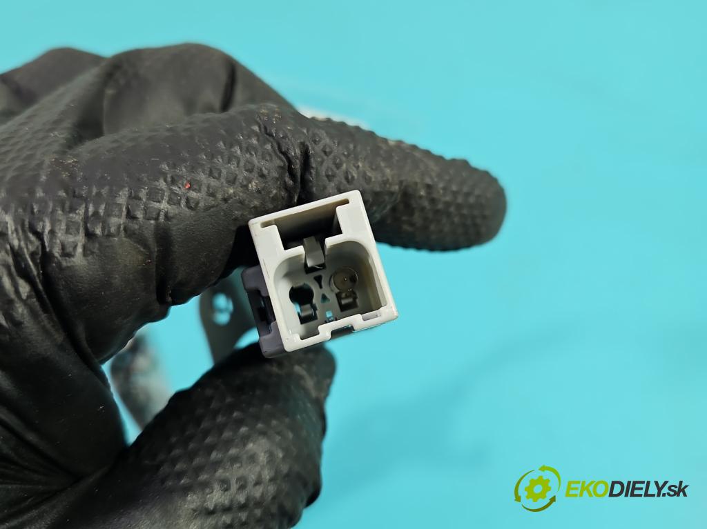 Lexus CT 2010-2022 1.8 VVTI 99 HP automatic 73 kW 1798 cm3 5- Antena