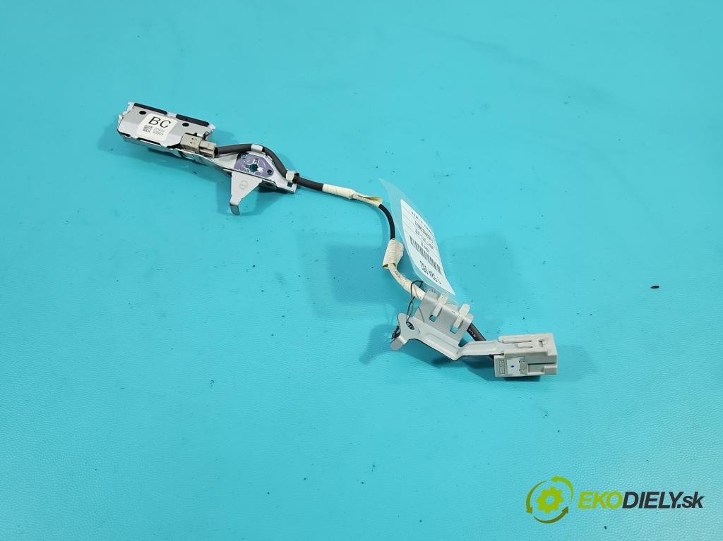 Lexus CT 2010-2022 1.8 VVTI 99 HP automatic 73 kW 1798 cm3 5- Antena 