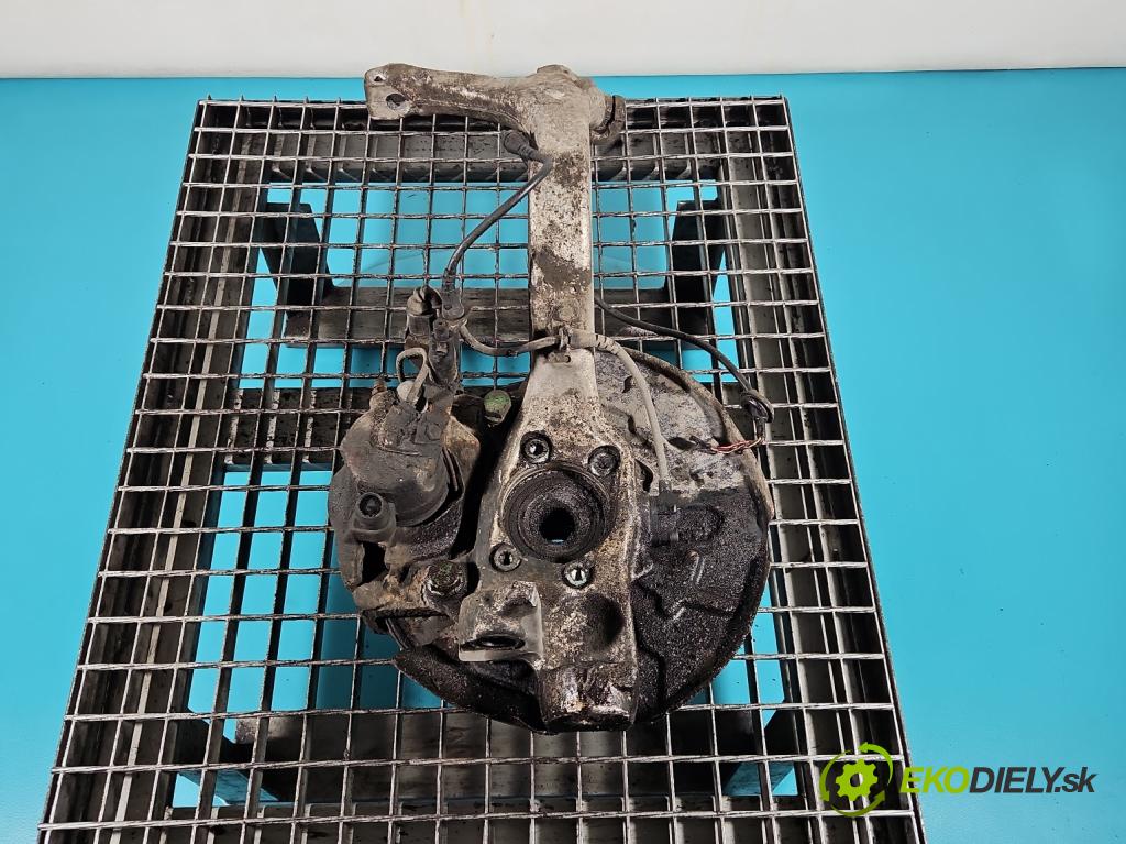 Audi A4 B6 2000-2004 2.0 20v 131 HP manual 96 kW 1984 cm3 4- náboj ľavé  (Náboj kolesa)