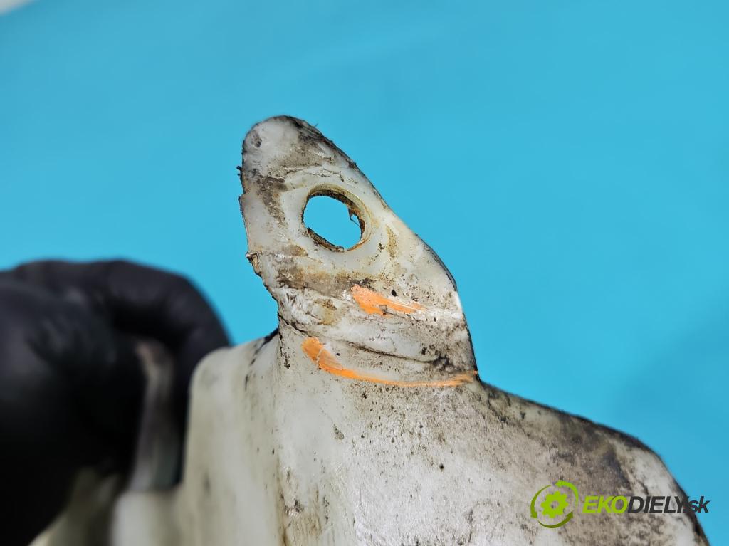 Audi A4 B6 2000-2004 2.0 20v 131 HP manual 96 kW 1984 cm3 4- nádržka tekutina: ostrekovačov 8E0955453AF