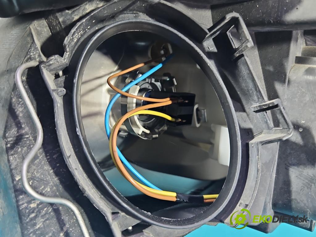 Audi A4 B7 2004-2008 1.9 tdi 116 HP manual 85 kW 1896 cm3 5- Reflektor: pravý 8E0941004AJ (Svetlo predné pravé)