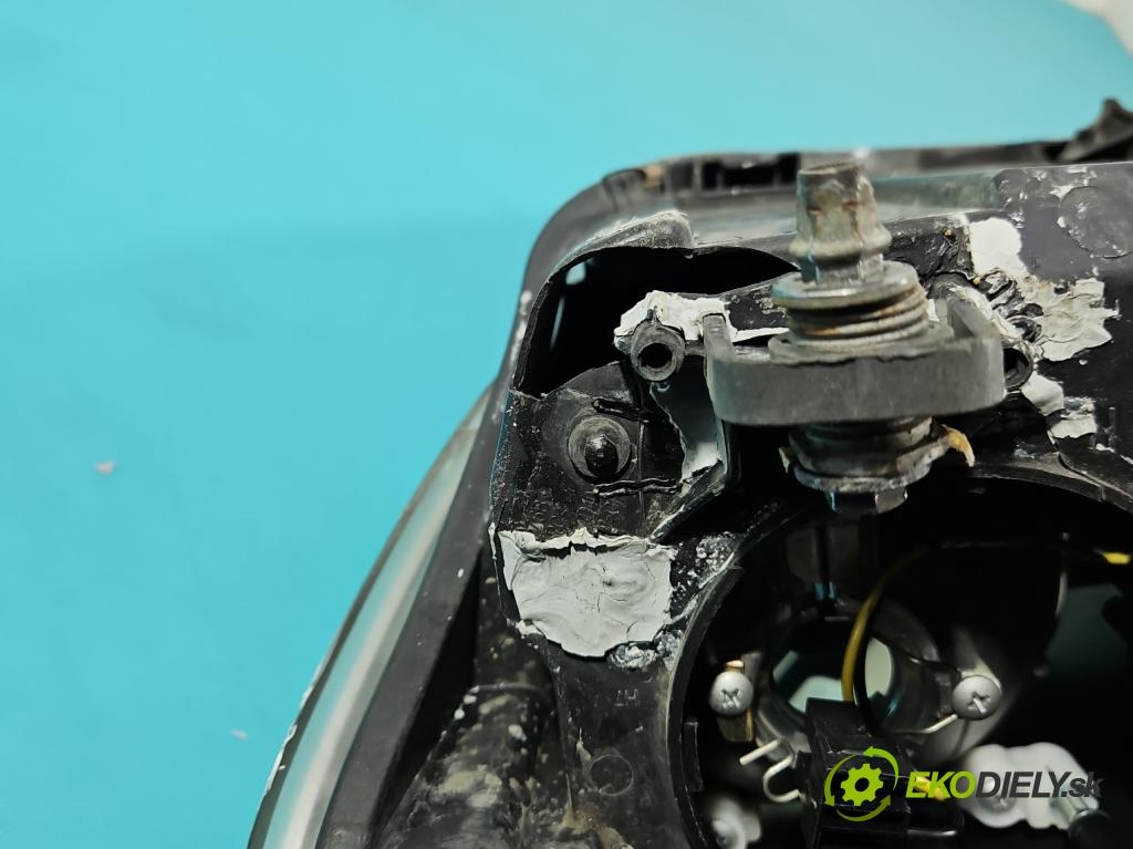 Vw Passat CC 2008-2016 2.0 TDI 140 HP manual 103 kW 1968 cm3 4- Reflektor: pravý  (Svetlo predné pravé)