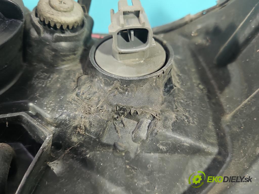 Nissan Almera N16 2000-2006 1.5 16V 98 HP manual 72 kW 1497 cm3 5- Reflektor: pravý  (Svetlo predné pravé)