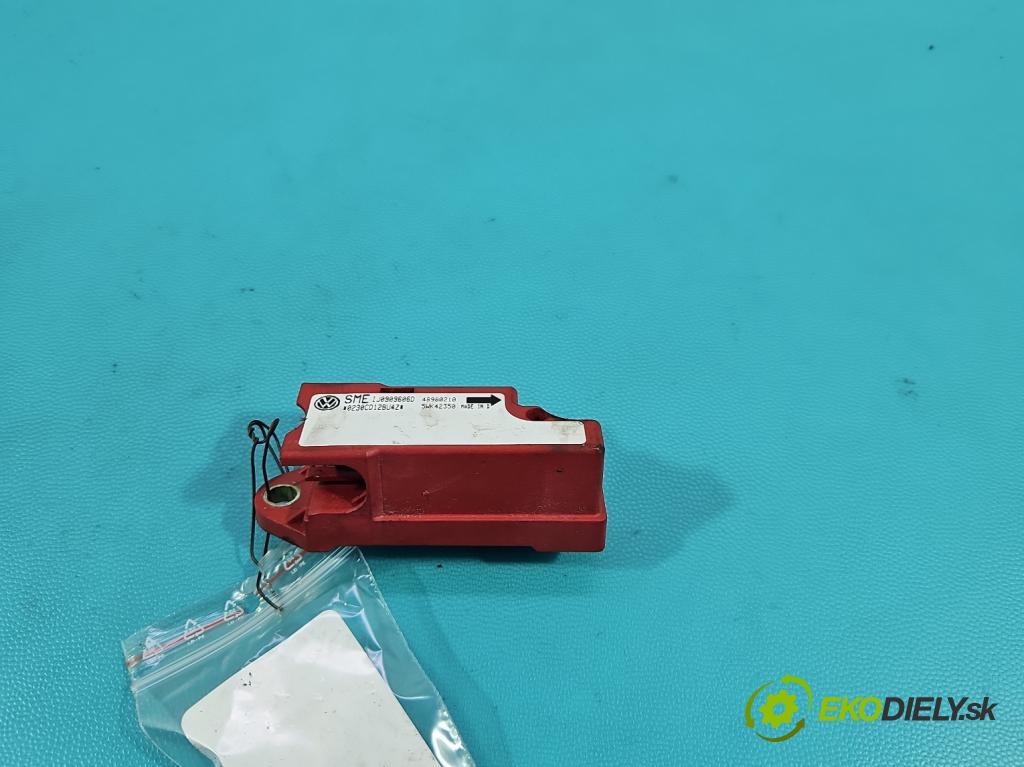 Vw Bora 1.6 SR 101 HP manual 74 kW 1595 cm3 4- snímač šokovat: IJ0909606D (Snímač nárazu)