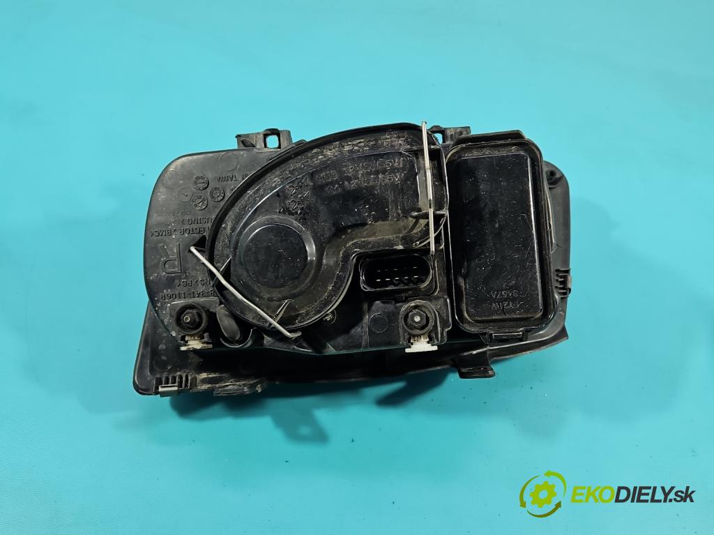 Vw Bora 1.6 SR 101 HP manual 74 kW 1595 cm3 4- Reflektor: pravý  (Svetlo predné pravé)