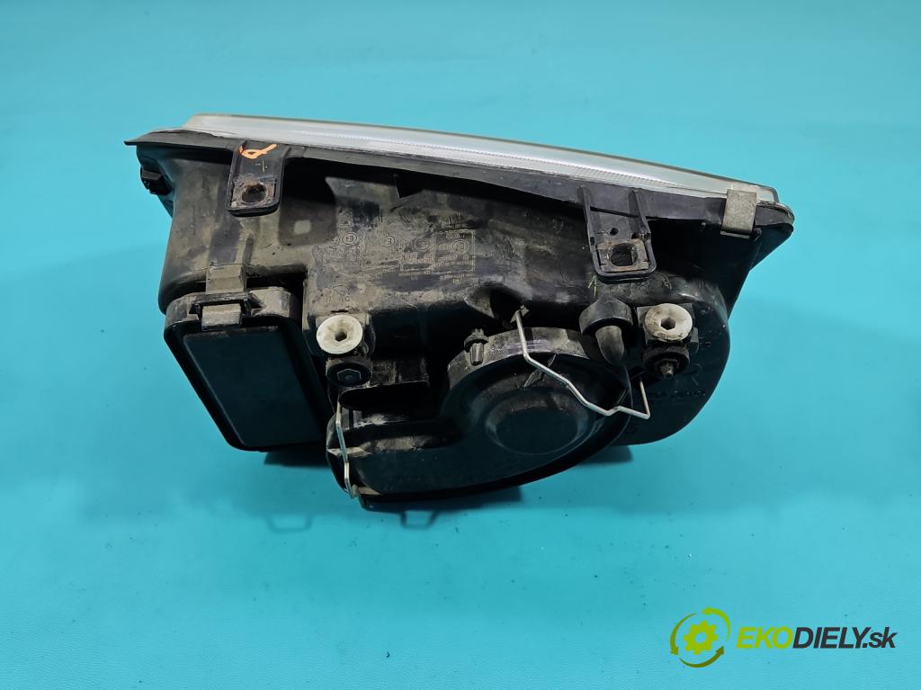 Vw Bora 1.6 SR 101 HP manual 74 kW 1595 cm3 4- Reflektor: pravý  (Svetlo predné pravé)