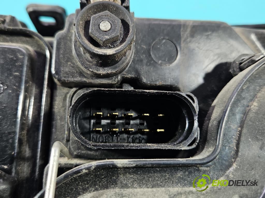 Vw Bora 1.6 SR 101 HP manual 74 kW 1595 cm3 4- Reflektor: pravý  (Svetlo predné pravé)