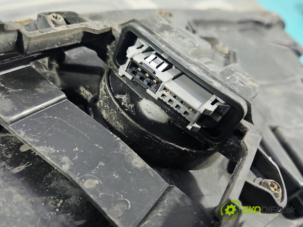 Volvo S60 II 2010-2018 2.0 D4 181KM automatic 133 kW 1969 cm3 4- Reflektor: pravý 31420109 (Svetlo predné pravé)