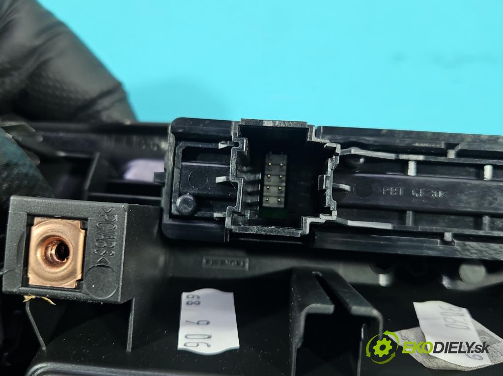 Opel Insignia A 2008-2017 2.0 T 220KM automatic 162 kW 1998 cm3 5- Mřížka: kúrenia stredová 13282235 (Mriežka kúrenia (fukár))