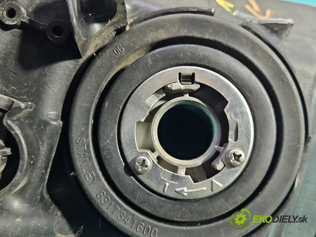 Honda Civic VIII 2006-2011 1.4 16V 95 HP automatic 70 kW 1339 cm3 4- Reflektor: pravý  (Svetlo predné pravé)