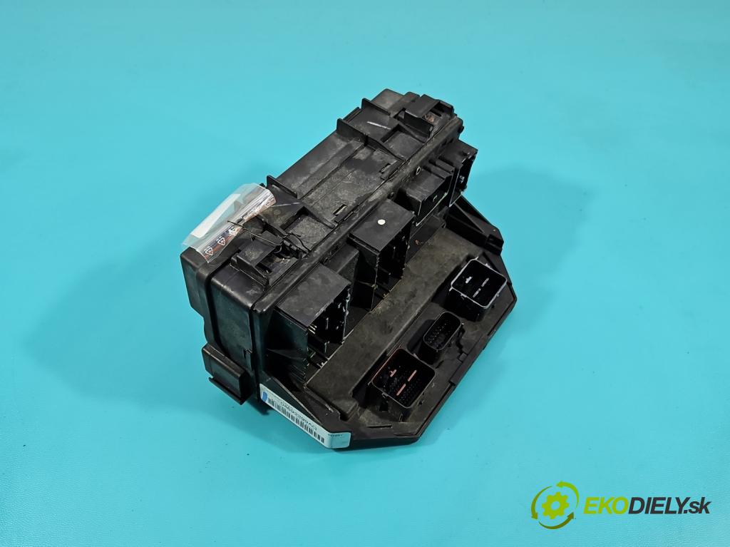 Dodge Journey 2.0 CRD 140 HP automatic 103 kW 1968 cm3 5- skrinka poistka 04692299AG (Poistková skrinka)