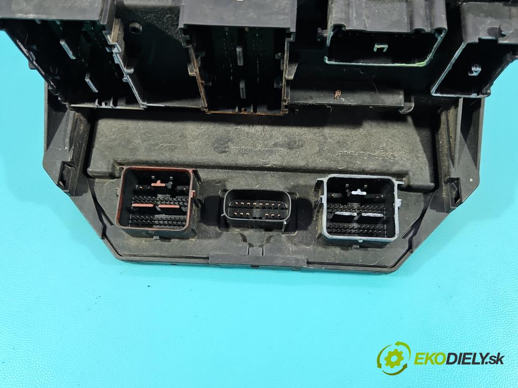 Dodge Journey 2.0 CRD 140 HP automatic 103 kW 1968 cm3 5- skrinka poistka 04692299AG (Poistková skrinka)