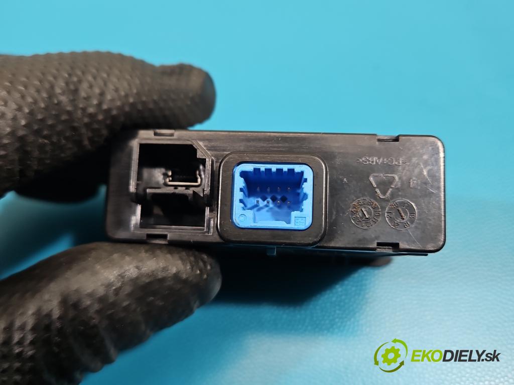 Renault Kadjar 2015-2022 1.3 140 hp automatic 103 kW 1332 cm3 5- zásuvka USB 280239665R