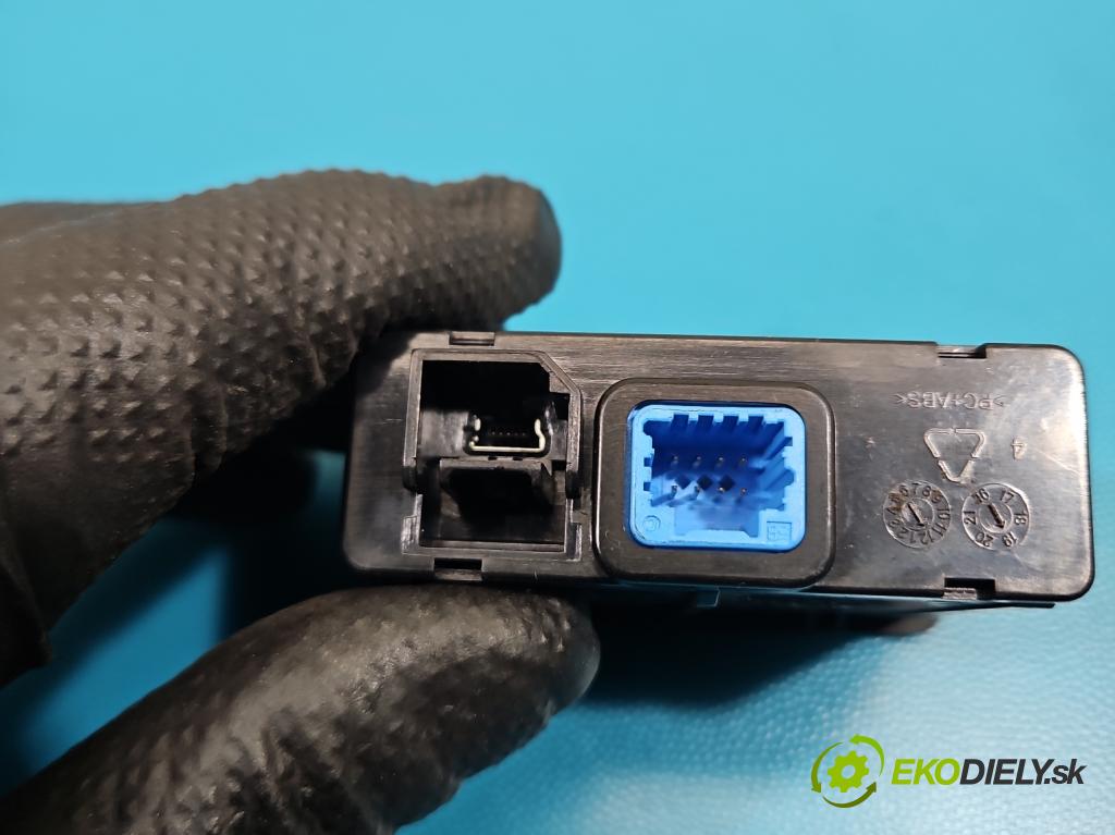 Renault Kadjar 2015-2022 1.3 140 hp automatic 103 kW 1332 cm3 5- zásuvka USB 280239665R