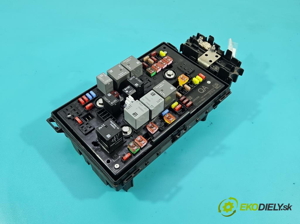 Opel Astra IV 2009-2015 1.4 16V 101 HP manual 74 kW 1398 cm3 5- skrinka poistka 13302309 (Poistková skrinka)