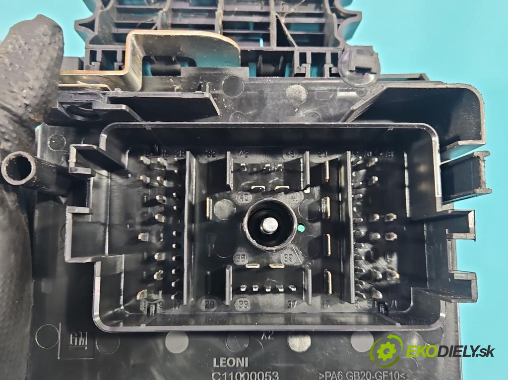 Opel Astra IV 2009-2015 1.4 16V 101 HP manual 74 kW 1398 cm3 5- skrinka poistka 13302309 (Poistková skrinka)