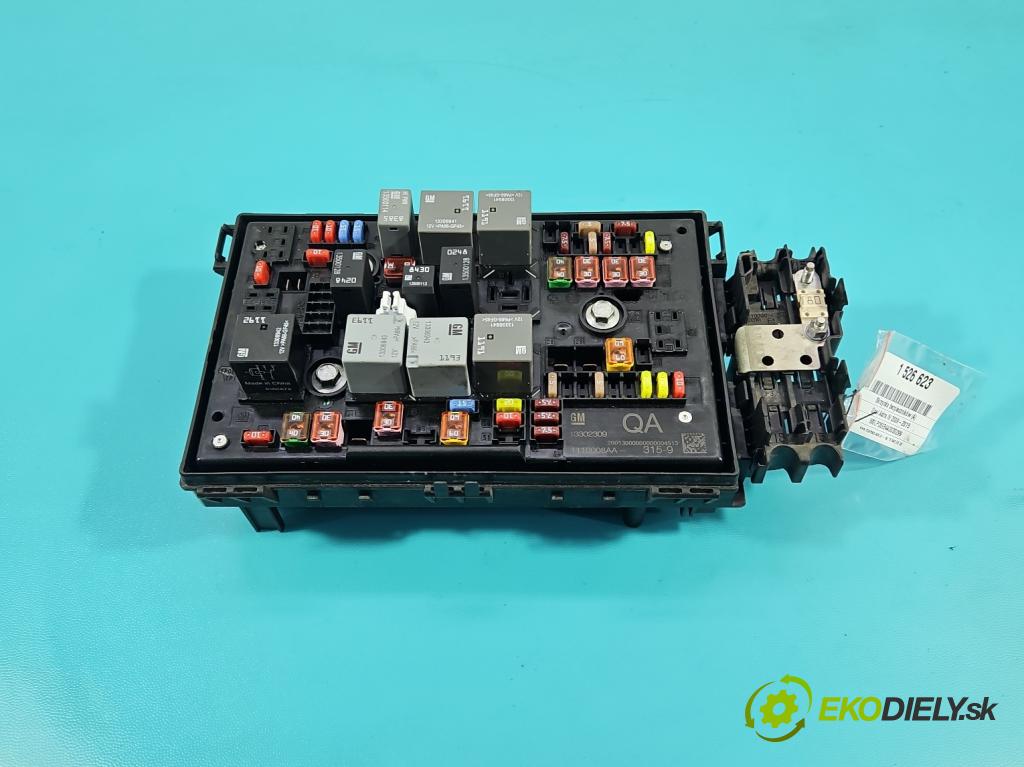 Opel Astra IV 2009-2015 1.4 16V 101 HP manual 74 kW 1398 cm3 5- skrinka poistka 13302309 (Poistková skrinka)