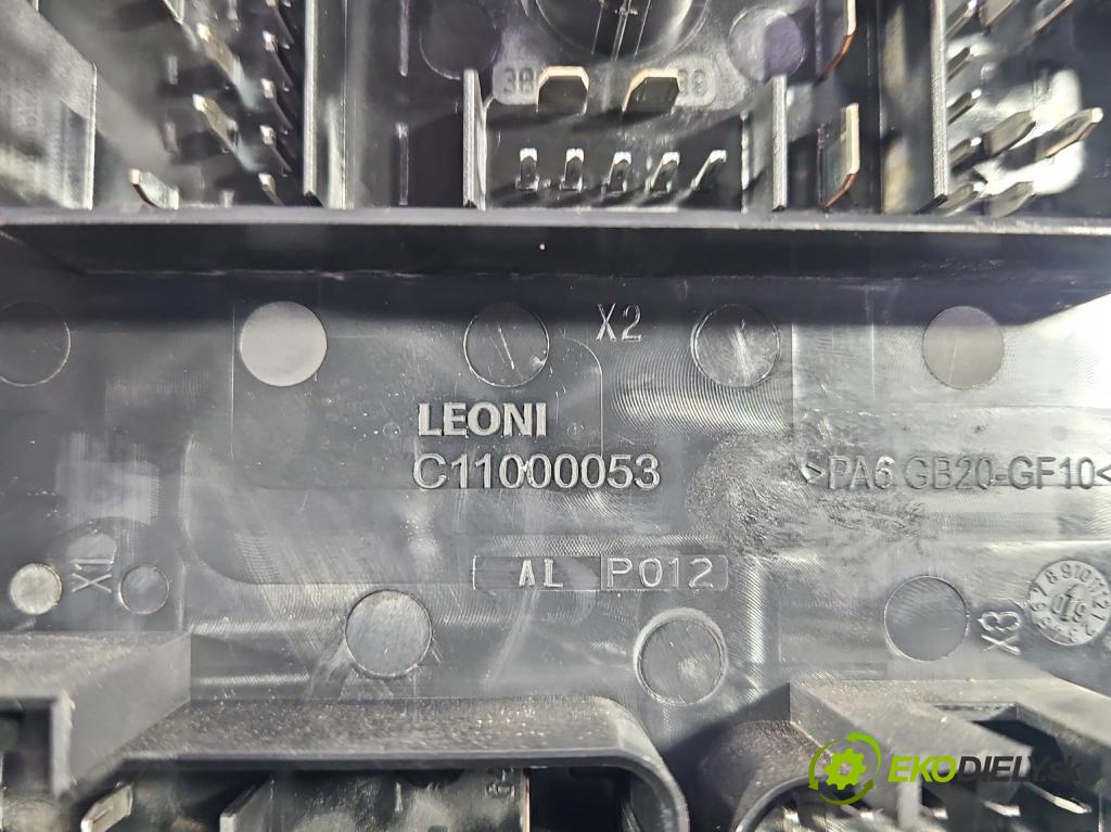 Opel Astra IV 2009-2015 1.4 16V 101 HP manual 74 kW 1398 cm3 5- skrinka poistka 13302309 (Poistková skrinka)