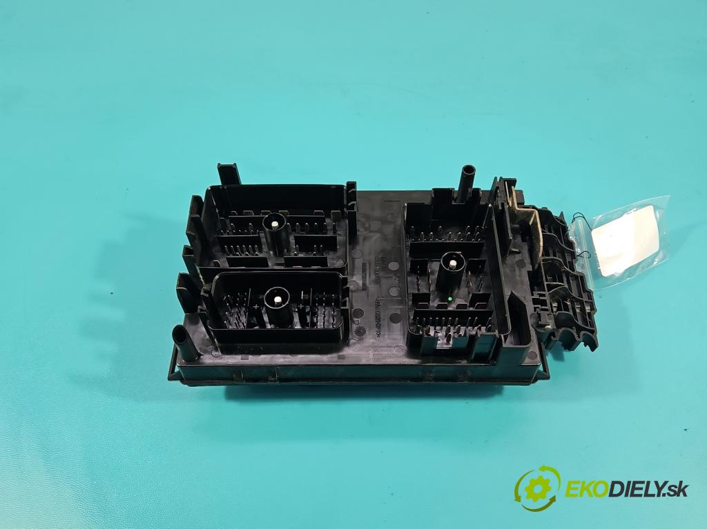 Opel Astra IV 2009-2015 1.4 16V 101 HP manual 74 kW 1398 cm3 5- skrinka poistka 13302309 (Poistková skrinka)