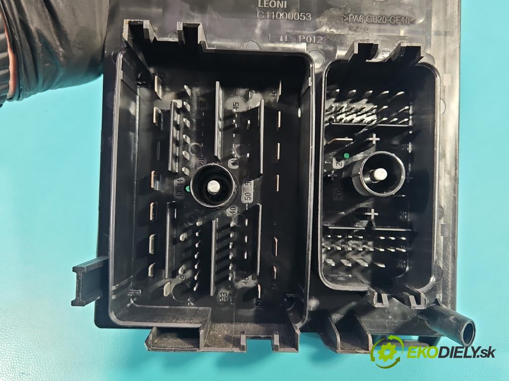 Opel Astra IV 2009-2015 1.4 16V 101 HP manual 74 kW 1398 cm3 5- skrinka poistka 13302309 (Poistková skrinka)