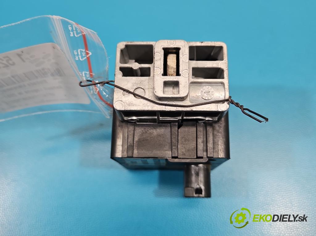 Renault Laguna III 2007-2015 2.0 16V 140 HP manual 103 kW 1997 cm3 5- Blokáda: řízení: A0495B10D07H (Riadenie ostatné)