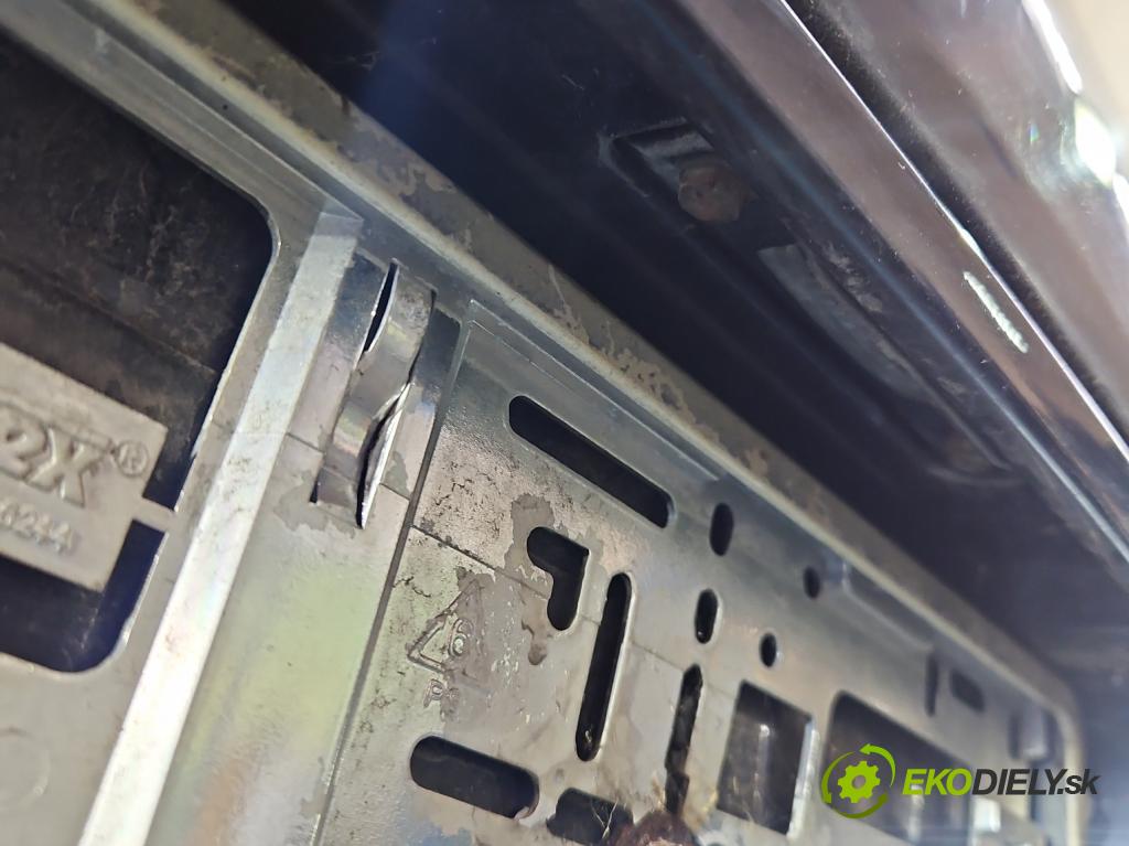 Audi A8 D2 1994-2002 4.2 V8 299KM automatic 220 kW 4172 cm3 4- zadní kufrové dveře  (Zadní kapota (kufr))