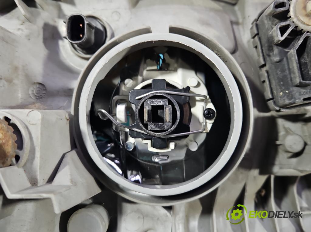 Toyota Corolla E12 2001-2009 1.4 vvti 97KM manual 71 kW 1398 cm3 5- Reflektor: pravý  (Svetlo predné pravé)