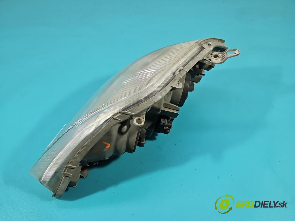 Toyota Corolla E12 2001-2009 1.4 vvti 97KM manual 71 kW 1398 cm3 5- Reflektor: pravý  (Svetlo predné pravé)