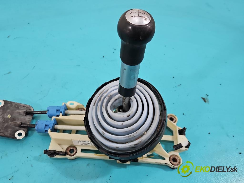 Mitsubishi Colt Z30 VI 2004-2012 1.1 12v 75 HP manual 55 kW 1124 cm3 5- Páka: Změny: stupeň,rýchlosť MN178047 (Rýchlostná páka (kulisa))