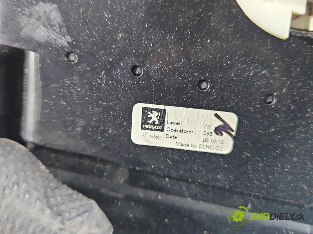 Peugeot 5008 I 2009-2017 2.0 HDI 150 hp manual 110 kW 1997 cm3 5- Mřížka: topení medián: 9686528077 (Mřížka topení)