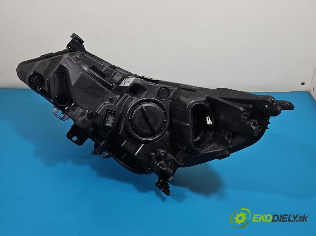 Opel Astra V  2015-2022 1.4 T 125 hp manual 92 kW 1399 cm3 5- světlo pravý 39077801 (Pravé přední světlo)