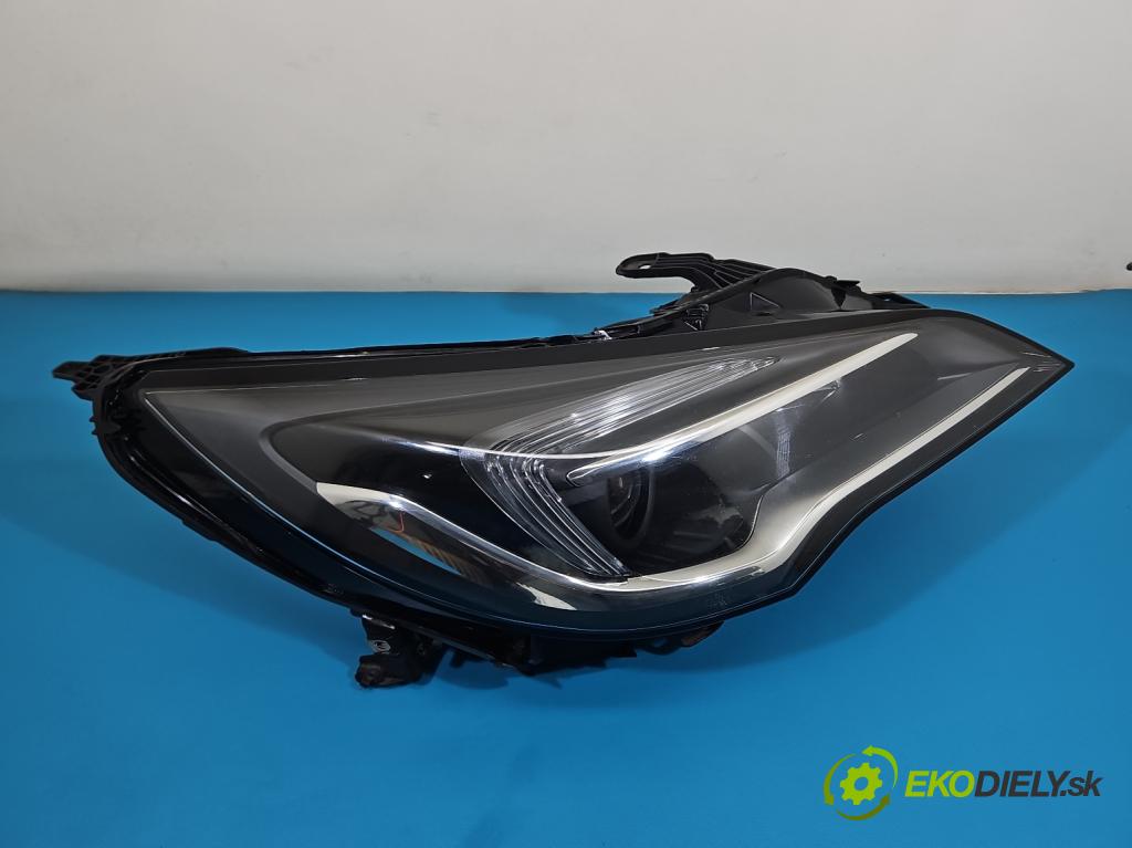 Opel Astra V  2015-2022 1.4 T 125 hp manual 92 kW 1399 cm3 5- světlo pravý 39077801 (Pravé přední světlo)