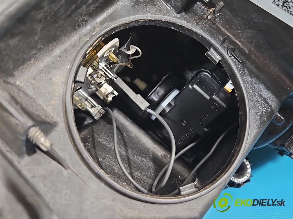 Opel Astra V  2015-2022 1.4 T 125 hp manual 92 kW 1399 cm3 5- světlo pravý 39077801 (Pravé přední světlo)