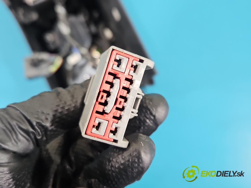 Volvo S60 II 2010-2018 2.0 D4 181KM automatic 133 kW 1969 cm3 4- operadlo 30755732 (Lakťová opierka)