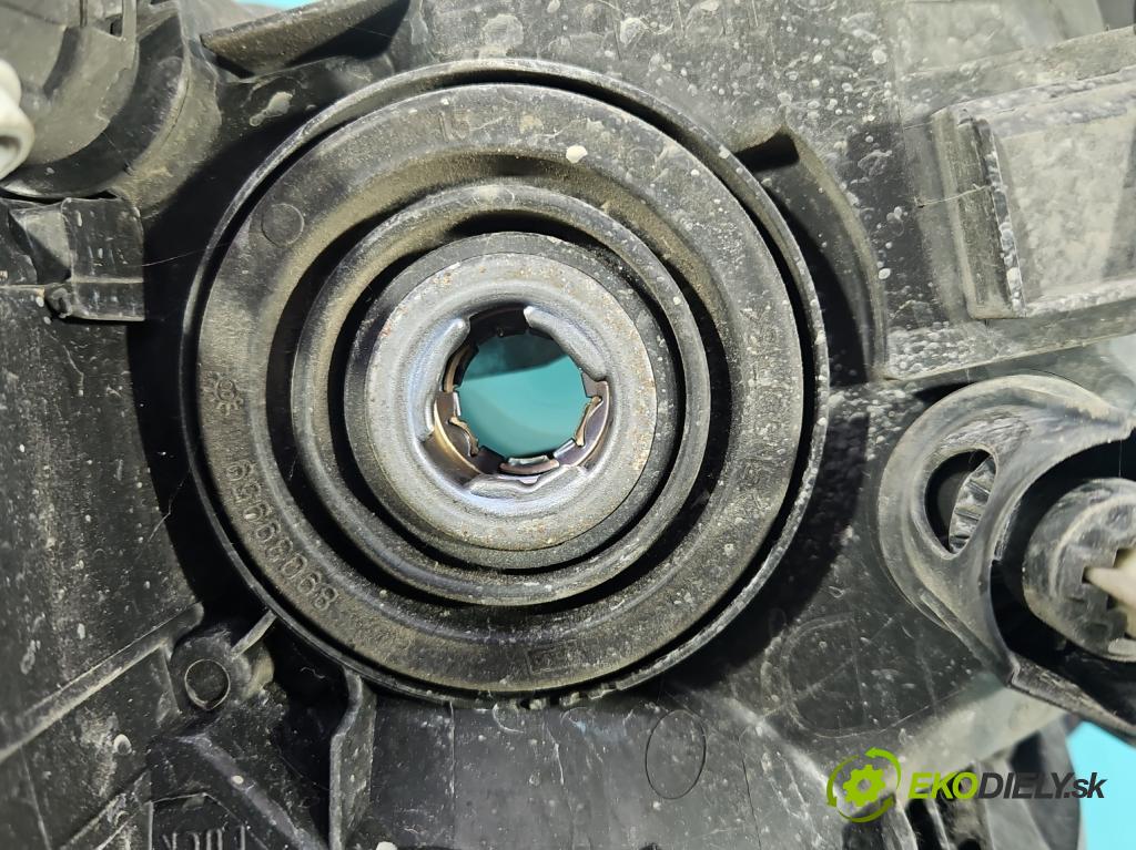 Toyota Auris I 2006-2013 1.4 VVT-I: 97KM manual 71 kW 1398 cm3 5- Reflektor: pravý 81110-02470 (Svetlo predné pravé)